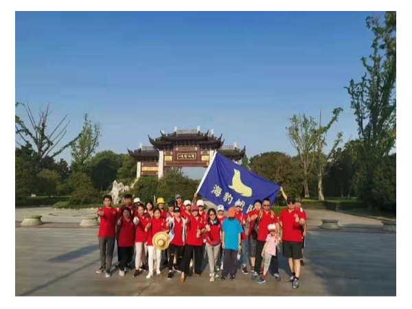 頭頂烈日也要徒步30公里，他們是為了什么？