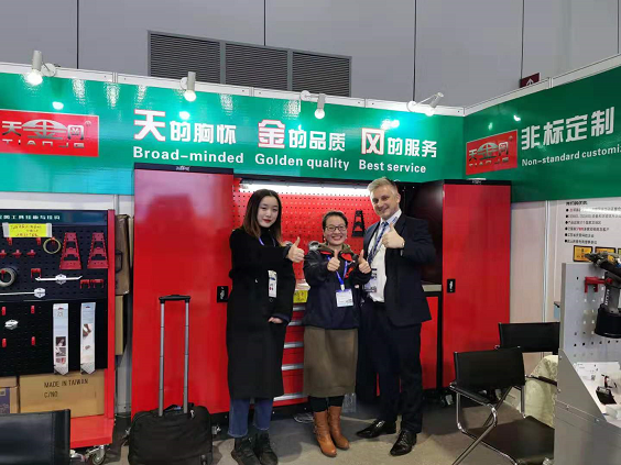 天金岡技術經理周艷玲與國際展商合影
