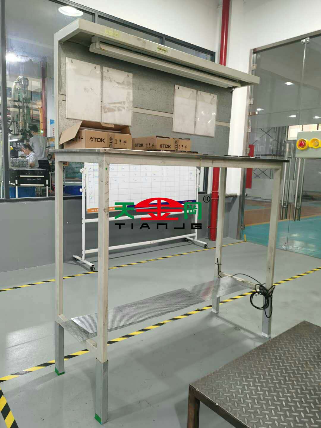 可移動(dòng)鉗工工作臺(tái)