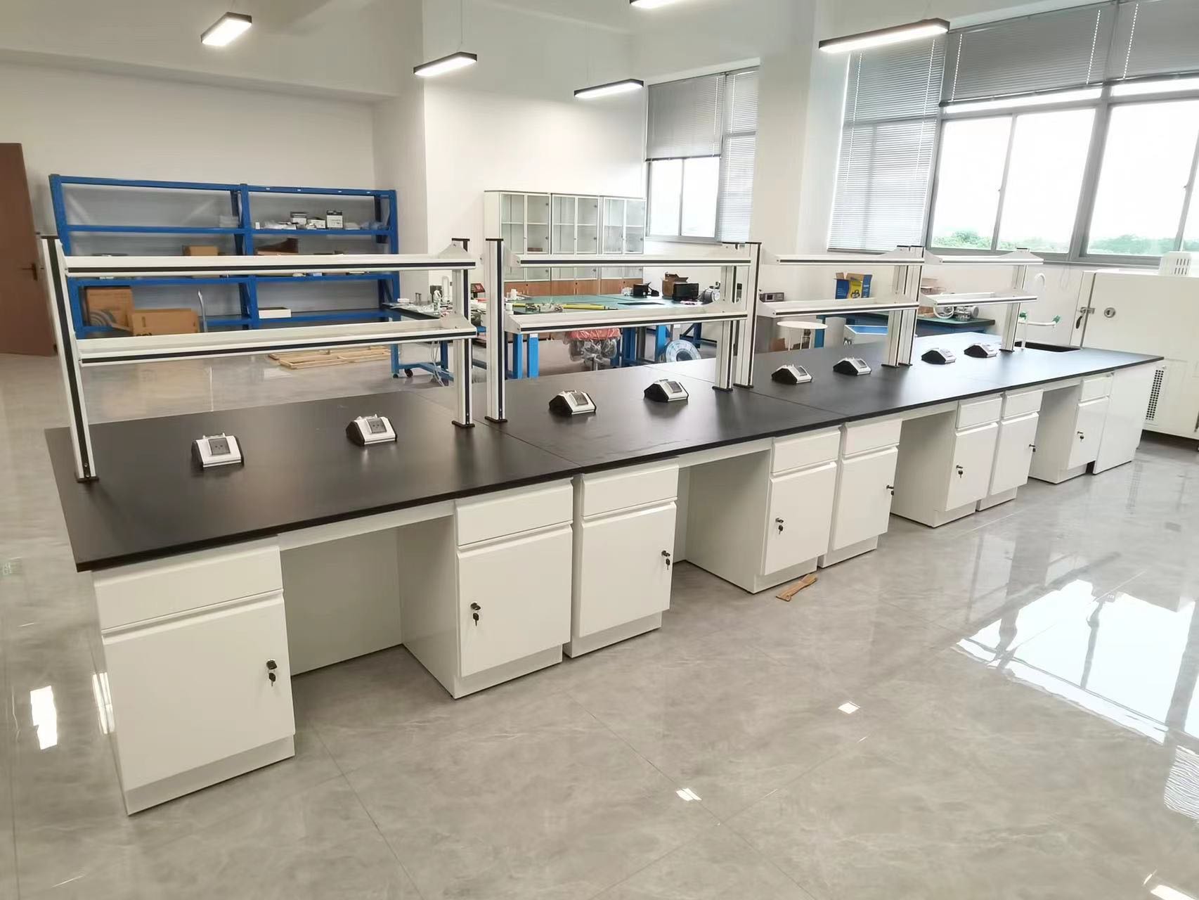 實(shí)驗(yàn)臺(tái)