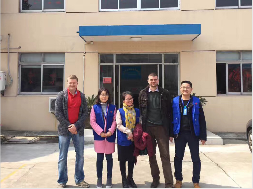 工具柜廠家天金岡技術總經理周艷玲女士與國外客戶合影