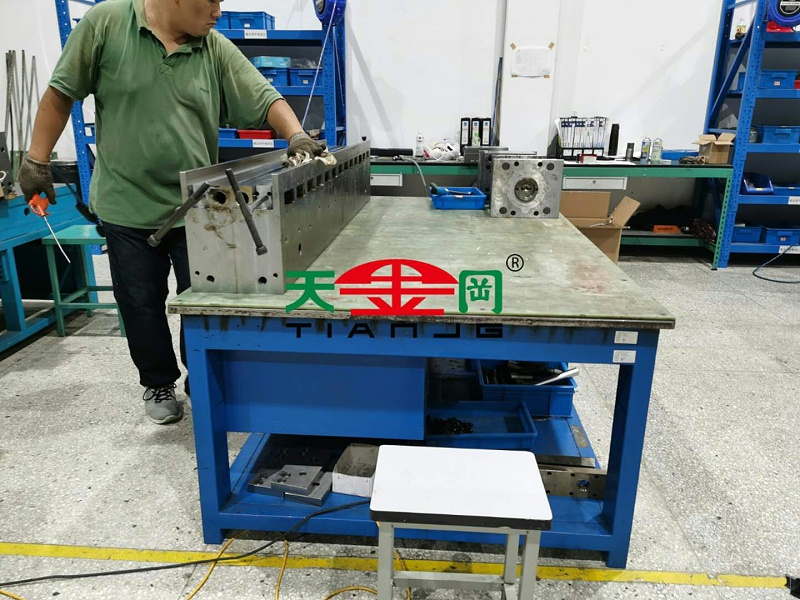 鉗工工作臺尺寸